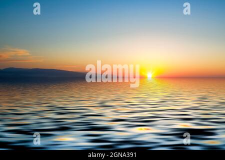 La vue de la hauteur au-dessus de la mer avec coucher de soleil colorés . Banque D'Images