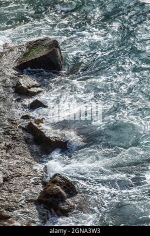 Téléobjectif d'eau violente s'écrasant sur des rochers Banque D'Images