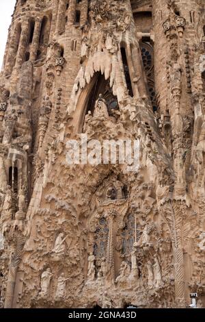 Photo en téléobjectif d'une façade de l'église du Temple de la famille Sacrée (sagrada Familia) Banque D'Images