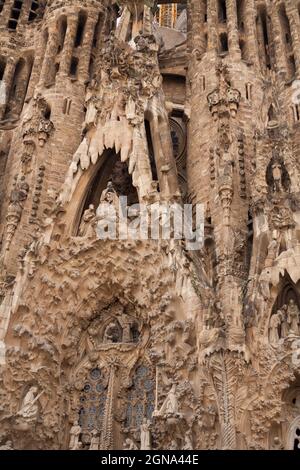 Photo en téléobjectif d'une façade de l'église du Temple de la famille Sacrée (sagrada Familia) Banque D'Images