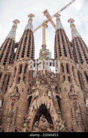 Photo en téléobjectif d'une façade de l'église du Temple de la famille Sacrée (sagrada Familia) Banque D'Images