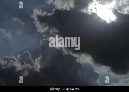 téléobjectif de nuages de ciel texture bleu soleil rétroéclairé Banque D'Images