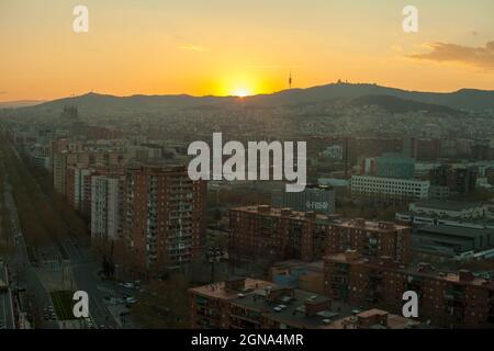 Paysage urbain de Barcelone et du mont tibidabo au coucher du soleil Banque D'Images