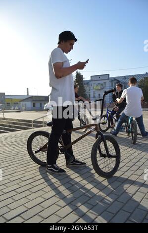 Kovrov, Russie. 30 avril 2017. Des adolescents en vélo BMX près du centre commercial Kovrov Mall Banque D'Images