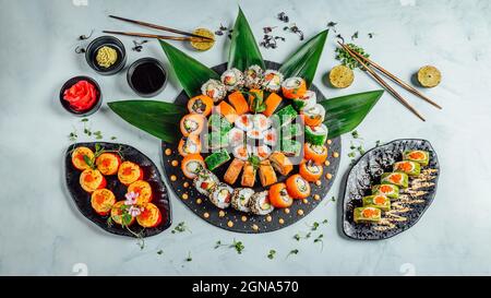 Vue de dessus des plats de divers délicieux petits pains à sushis frais Banque D'Images