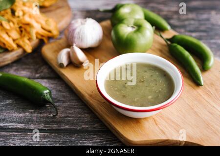 Sauce verte mexicaine avec piments, tomates vertes et ail dans la nourriture typique de Mexico Banque D'Images