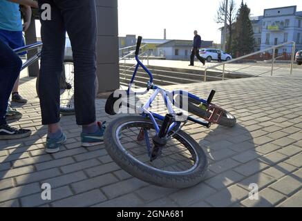 Kovrov, Russie. 30 avril 2017. Des adolescents en vélo BMX près du centre commercial Kovrov Mall Banque D'Images