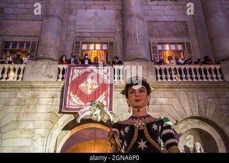 Barcelone, Espagne. 23 septembre 2021. Une poupée avec le maire de Barcelone, Ada Cola le président de la Generalitat de Catalogne, Pere Aragones, Et la Présidente du Parlement de Catalogne, Laura Borras en arrière-plan, pendant le festival.le Touch Home du festival principal de Barcelone, la Merce, a commencé avec les attractions traditionnelles de la culture catalane. Crédit : SOPA Images Limited/Alamy Live News Banque D'Images