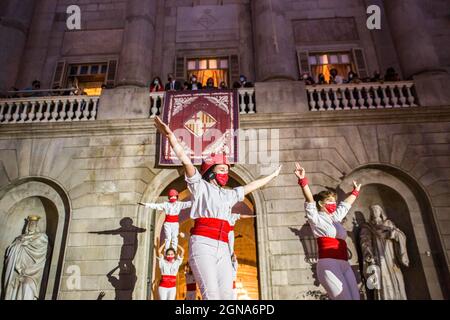 Barcelone, Espagne. 23 septembre 2021. Castell devant le maire de Barcelone, Ada Cola, le président de la Generalitat de Catalogne, Pere Aragones, et le président du Parlement de Catalogne, Laura Borras pendant le festival.le Touch Home du festival principal de Barcelone, la Merce, a commencé avec les attractions traditionnelles de la culture catalane. Crédit : SOPA Images Limited/Alamy Live News Banque D'Images