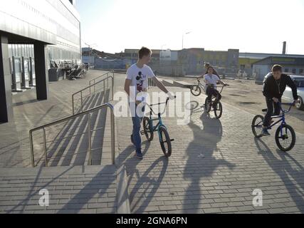 Kovrov, Russie. 30 avril 2017. Des adolescents en vélo BMX près du centre commercial Kovrov Mall Banque D'Images