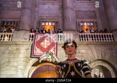 Barcelone, Espagne. 23 septembre 2021. Une poupée avec le maire de Barcelone, Ada Cola le président de la Generalitat de Catalogne, Pere Aragones, Et la Présidente du Parlement de Catalogne, Laura Borras en arrière-plan, pendant le festival.le Touch Home du festival principal de Barcelone, la Merce, a commencé avec les attractions traditionnelles de la culture catalane. (Photo de Thiago Prudencio/SOPA Images/Sipa USA) crédit: SIPA USA/Alay Live News Banque D'Images