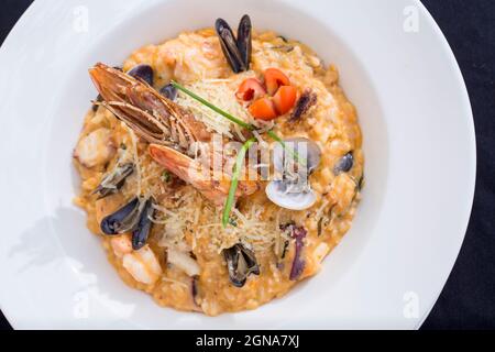 gros plan de crevettes et de risotto de palourdes fruits de mer equateur fusion homard riz palourdes Banque D'Images