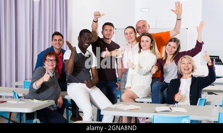 Des étudiants adultes joyeux dans l'auditorium Banque D'Images