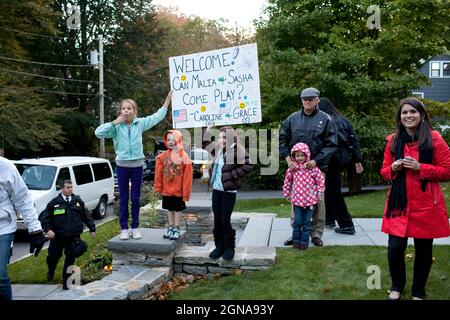 Le président Barack Obama s'arrête pour parler avec des résidents de West Newton, Massachusetts, 16 octobre 2010. (Photo officielle de la Maison Blanche par Pete Souza) cette photo officielle de la Maison Blanche est disponible uniquement pour publication par les organismes de presse et/ou pour impression personnelle par le(s) sujet(s) de la photo. La photographie ne peut être manipulée d'aucune manière et ne peut pas être utilisée dans des documents commerciaux ou politiques, des publicités, des courriels, des produits, des promotions qui, de quelque manière que ce soit, suggèrent l'approbation ou l'approbation du Président, de la première famille ou de la Maison Blanche. Banque D'Images