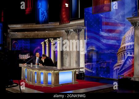 Le président Barack Obama présente une interview pour le Daily Show avec Jon Stewart au Harman Center for the Arts à Washington, D.C., le 27 octobre. 2010. (Photo officielle de la Maison Blanche par Pete Souza) Banque D'Images