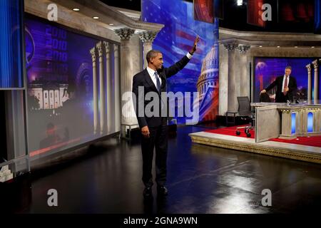 Le président Barack Obama se fait une vague devant le public après avoir réalisé une interview pour le Daily Show avec Jon Stewart au Harman Center for the Arts à Washington, D.C., le 27 octobre. 2010. (Photo officielle de la Maison Blanche par Pete Souza) Banque D'Images