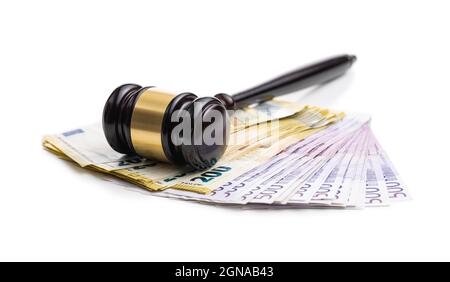 Euro Money et juge Gavel isolé sur fond blanc. Banque D'Images