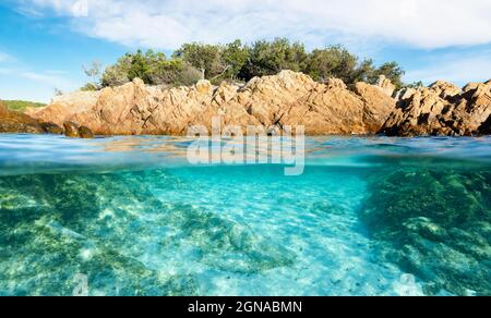 Diviser la prise de vue, sur la photo. A moitié sous l'eau turquoise et une côte rocheuse à la surface de l'eau. Plage de Prince (Spiaggia del principe) Banque D'Images