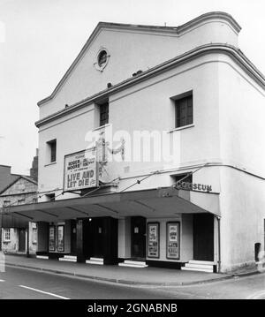 Le Coliseum Cinema Albion Street Cheltenham en Angleterre le 22 avril 1974 montrant ROGER MOORE comme James Bond 007 en DIRECT ET LAISSE MOURIR 1973 réalisateur GUY HAMILTON roman Ian Fleming producteurs Harry Saltzman et Albert R. Broccoli Eon productions / United Artists with the Coming attraction CLINT EASTWOOD in MAGNUM FORCE également annoncé Banque D'Images