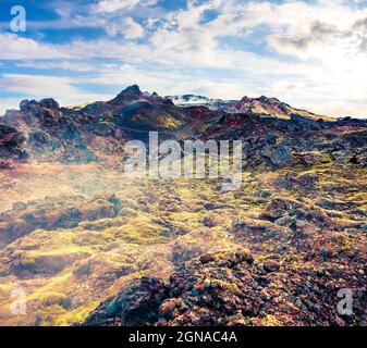 Champs d'eau de vapeur dans le volcan Krafla. Paysage exotique coloré avec sol de lave dans la vallée géothermique Leirhnjukur, situé près du lac Myva Banque D'Images