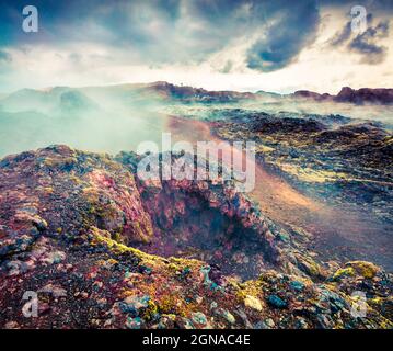 Champs d'eau de vapeur dans le volcan Krafla. Paysage exotique coloré avec sol de lave dans la vallée géothermique Leirhnjukur, situé près du lac Myva Banque D'Images