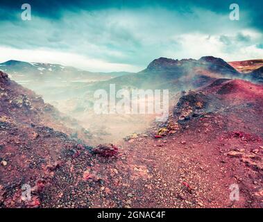 Champs d'eau de vapeur dans le volcan Krafla. Paysage exotique coloré avec sol de lave dans la vallée géothermique Leirhnjukur, situé près du lac Myva Banque D'Images