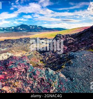 Champs d'eau de vapeur dans le volcan Krafla. Paysage exotique coloré avec sol de lave dans la vallée géothermique Leirhnjukur, situé près du lac Myva Banque D'Images