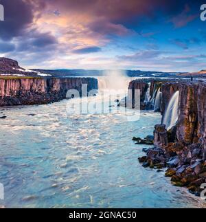 Paysage d'été coloré sur la rivière Jokulsa a Fjollum. Belle scène de lever de soleil sur la chute d'eau de Selfoss dans le parc national de Jokulsargljufur, Islande, Euro Banque D'Images