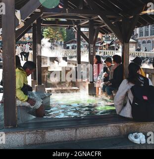 Gunma, Japon - 8 novembre 2019. Yubatake (champ d'eau chaude) de Kusatsu Onsen à Gunma, Japon. Kusatsu Town est l'une des plus célèbres stations de source chaude du Japon f Banque D'Images