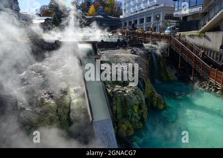 Gunma, Japon - 8 novembre 2019. Yubatake (champ d'eau chaude) de Kusatsu Onsen à Gunma, Japon. Kusatsu Town est l'une des plus célèbres stations de source chaude du Japon f Banque D'Images