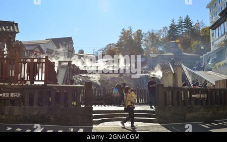 Gunma, Japon - 8 novembre 2019. Yubatake (champ d'eau chaude) de Kusatsu Onsen à Gunma, Japon. Kusatsu Town est l'une des plus célèbres stations de source chaude du Japon f Banque D'Images