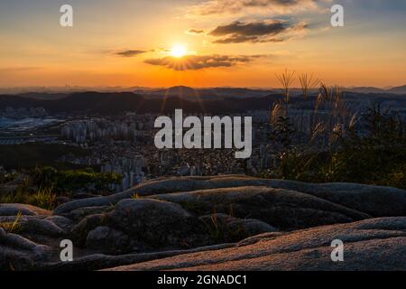 Magnifique coucher de soleil à Séoul vu du sommet de la montagne. Hoamsan Mountain à Séoul, Corée du Sud. Banque D'Images