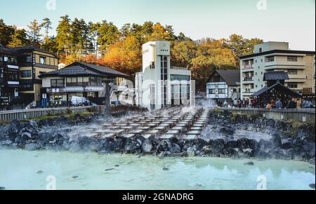 Gunma, Japon - 8 novembre 2019. Yubatake (champ d'eau chaude) de Kusatsu Onsen à Gunma, Japon. Kusatsu Town est l'une des plus célèbres stations de source chaude du Japon f Banque D'Images