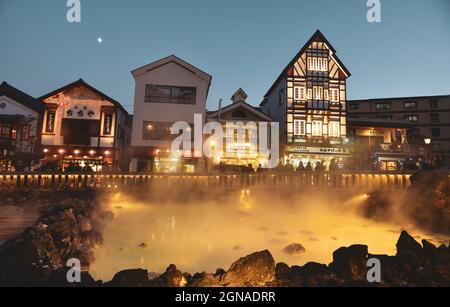 Gunma, Japon - 8 novembre 2019. Vue nocturne de Yubatake (champ d'eau chaude) de Kusatsu Onsen à Gunma, Japon. La ville est l'une des sources chaudes les plus célèbres du Japon Banque D'Images