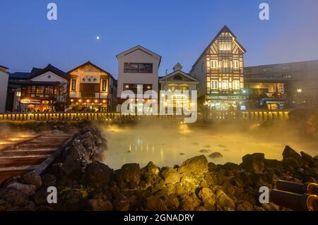 Gunma, Japon - 8 novembre 2019. Vue nocturne de Yubatake (champ d'eau chaude) de Kusatsu Onsen à Gunma, Japon. La ville est l'une des sources chaudes les plus célèbres du Japon Banque D'Images