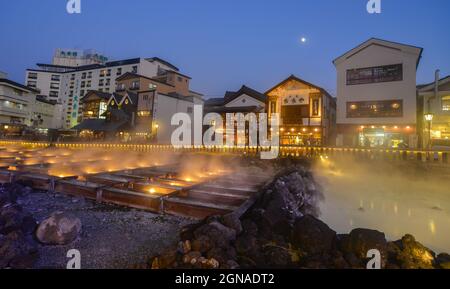 Gunma, Japon - 8 novembre 2019. Vue nocturne de Yubatake (champ d'eau chaude) de Kusatsu Onsen à Gunma, Japon. La ville est l'une des sources chaudes les plus célèbres du Japon Banque D'Images