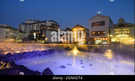 Gunma, Japon - 8 novembre 2019. Vue nocturne de Yubatake (champ d'eau chaude) de Kusatsu Onsen à Gunma, Japon. La ville est l'une des sources chaudes les plus célèbres du Japon Banque D'Images