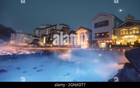 Gunma, Japon - 8 novembre 2019. Vue nocturne de Yubatake (champ d'eau chaude) de Kusatsu Onsen à Gunma, Japon. La ville est l'une des sources chaudes les plus célèbres du Japon Banque D'Images