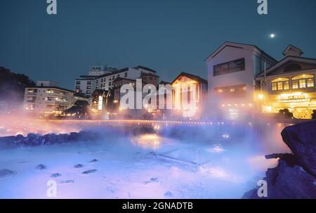 Gunma, Japon - 8 novembre 2019. Vue nocturne de Yubatake (champ d'eau chaude) de Kusatsu Onsen à Gunma, Japon. La ville est l'une des sources chaudes les plus célèbres du Japon Banque D'Images