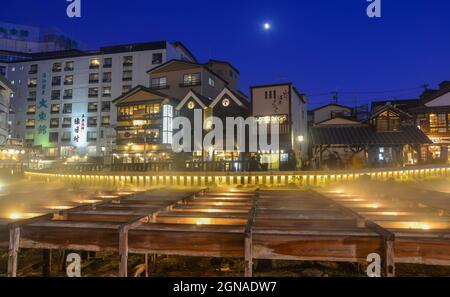 Gunma, Japon - 8 novembre 2019. Vue nocturne de Yubatake (champ d'eau chaude) de Kusatsu Onsen à Gunma, Japon. La ville est l'une des sources chaudes les plus célèbres du Japon Banque D'Images