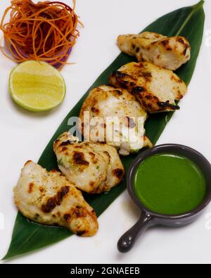 tikka de poulet tandoori malai, cubes de poulet mariné à base de crème cuits au four en argile, spécialité indienne Banque D'Images