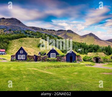 Vue typique des maisons en gazon islandais. Matin d'été coloré dans le village de Skogar, sud de l'Islande, Europe. Photo post-traitée de style artistique. Banque D'Images