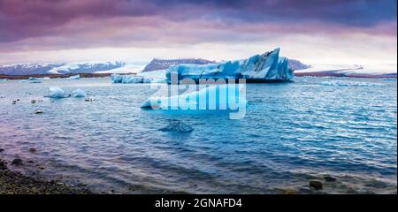 Panorama du flottant des icebergs bleus dans le lagon glaciaire de Jokulsarlon. Coucher de soleil coloré dans le parc national de Vatnajokull, sud-est de l'Islande, Europe. Artistique Banque D'Images