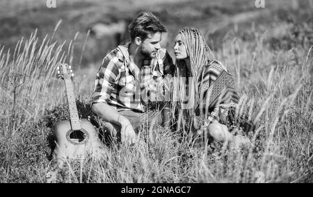 L'amour les inspire. Petit ami et petite amie avec guitare. Promenade romantique. Chanson romantique. Air frais et sensations pures. Randonnée romantique. Magnifique Banque D'Images