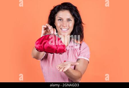 une fille rétro a besoin d'un échange de stock. Manque d'argent. Bonne fille aller faire du shopping. Économisez sur la vente. Femme avec portefeuille d'argent. Quel est le prix. Investir dans vous-même Banque D'Images