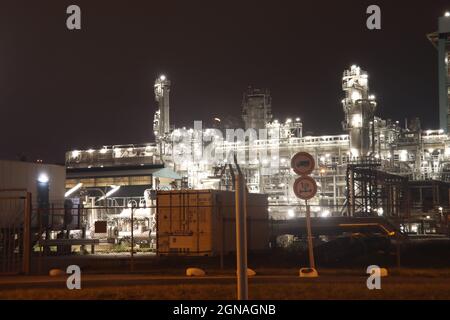 Raffinerie de Shell et réservoirs de Mobil dans le port de Pernis dans le port de Rotterdam Banque D'Images