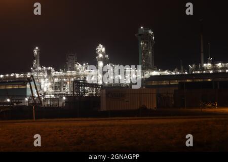 Raffinerie de Shell et réservoirs de Mobil dans le port de Pernis dans le port de Rotterdam Banque D'Images