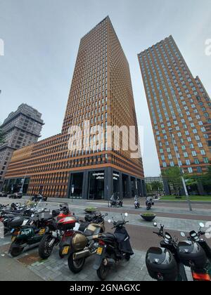 Des buidings autour du train, du métro et de la station de tramway Amsterdam Zuid en plein coeur du quartier financier des pays-Bas Banque D'Images