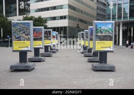 Des buidings autour du train, du métro et de la station de tramway Amsterdam Zuid en plein coeur du quartier financier des pays-Bas Banque D'Images