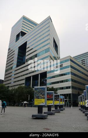 Des buidings autour du train, du métro et de la station de tramway Amsterdam Zuid en plein coeur du quartier financier des pays-Bas Banque D'Images